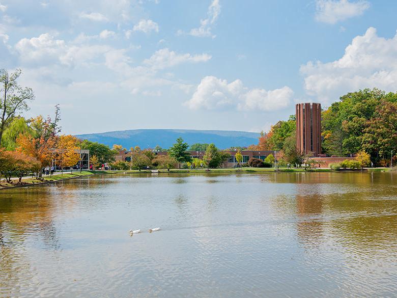 A view of the Penn State 阿尔图纳 campus overlooking the Reflecting Pond