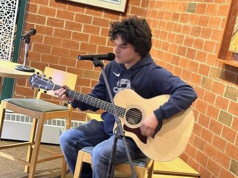 学生Josue Barahona-Rosales演唱Ed Sheeran的歌曲.